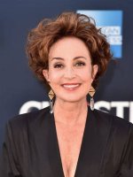 Annie Potts Biography ·